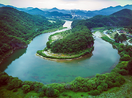 포토 JPG 주간 여행 한국 풍경 사람없음 야외 여름 관광지 하이앵글 맑음 여름풍경 강원도 항공촬영 국내여행 명승지 영월 동강 전경 영월10경 한반도지형 선암마을 국내포토 자연요소 계절 아시아 뷰포인트 날씨 강 파일형식 탑뷰 여름_계절