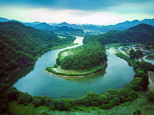 포토 JPG 주간 무료이미지 여행 한국 풍경 사람없음 야외 여름 관광지 하이앵글 맑음 여름풍경 강원도 항공촬영 국내여행 명승지 영월 동강 전경 영월10경 한반도지형 선암마을 국내포토 자연요소 계절 아시아 뷰포인트 날씨 강 파일형식 탑뷰 여름_계절