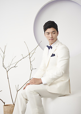 포토 JPG 스튜디오촬영 응시 남자 행복 신랑 결혼 나비넥타이 실내 사랑 한명 미소 앉기 정장 턱시도 상반신 성인 옆모습 30대 한국인 즐거움 성인남자한명만 웨딩촬영 국내포토 1 시선 옷 감정 뷰포인트 모션 넥타이 표정 사람 동양인 이벤트 내부 장년 기념사진 남자한명만 성인남자만 파일형식