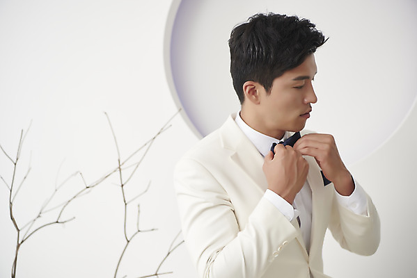 포토 JPG 스튜디오촬영 응시 남자 행복 신랑 결혼 나비넥타이 실내 사랑 한명 앉기 정장 턱시도 상반신 성인 옆모습 30대 한국인 즐거움 성인남자한명만 웨딩촬영 국내포토 1 시선 옷 감정 뷰포인트 모션 넥타이 사람 동양인 이벤트 내부 장년 기념사진 남자한명만 성인남자만 파일형식