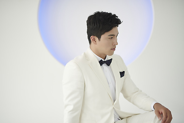 포토 JPG 스튜디오촬영 응시 남자 행복 신랑 결혼 나비넥타이 실내 사랑 한명 앉기 정장 턱시도 상반신 성인 옆모습 30대 한국인 즐거움 성인남자한명만 웨딩촬영 국내포토 1 시선 옷 감정 뷰포인트 모션 넥타이 사람 동양인 이벤트 내부 장년 기념사진 남자한명만 성인남자만 파일형식