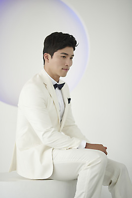 포토 JPG 스튜디오촬영 응시 남자 행복 신랑 결혼 나비넥타이 실내 사랑 한명 앉기 정장 턱시도 상반신 성인 옆모습 30대 한국인 즐거움 성인남자한명만 웨딩촬영 국내포토 1 시선 옷 감정 뷰포인트 모션 넥타이 사람 동양인 이벤트 내부 장년 기념사진 남자한명만 성인남자만 파일형식