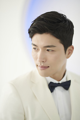 포토 JPG 스튜디오촬영 응시 남자 행복 신랑 결혼 나비넥타이 실내 사랑 한명 미소 앉기 정장 턱시도 상반신 성인 옆모습 30대 한국인 즐거움 성인남자한명만 웨딩촬영 국내포토 1 시선 옷 감정 뷰포인트 모션 넥타이 표정 사람 동양인 이벤트 내부 장년 기념사진 남자한명만 성인남자만 파일형식