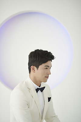 포토 JPG 스튜디오촬영 응시 남자 행복 신랑 결혼 나비넥타이 실내 사랑 한명 미소 앉기 정장 턱시도 상반신 성인 옆모습 30대 한국인 즐거움 성인남자한명만 웨딩촬영 국내포토 1 시선 옷 감정 뷰포인트 모션 넥타이 표정 사람 동양인 이벤트 내부 장년 기념사진 남자한명만 성인남자만 파일형식