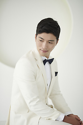 포토 JPG 스튜디오촬영 응시 남자 행복 신랑 결혼 나비넥타이 실내 사랑 한명 미소 앉기 정장 턱시도 상반신 성인 옆모습 30대 한국인 즐거움 성인남자한명만 웨딩촬영 국내포토 1 시선 옷 감정 뷰포인트 모션 넥타이 표정 사람 동양인 이벤트 내부 장년 기념사진 남자한명만 성인남자만 파일형식