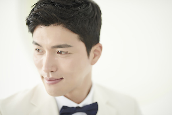 포토 JPG 스튜디오촬영 응시 남자 행복 신랑 결혼 나비넥타이 실내 사랑 한명 미소 앉기 정장 턱시도 상반신 성인 앞모습 30대 한국인 즐거움 성인남자한명만 웨딩촬영 국내포토 1 시선 옷 감정 뷰포인트 모션 넥타이 표정 사람 동양인 이벤트 내부 장년 기념사진 남자한명만 성인남자만 파일형식