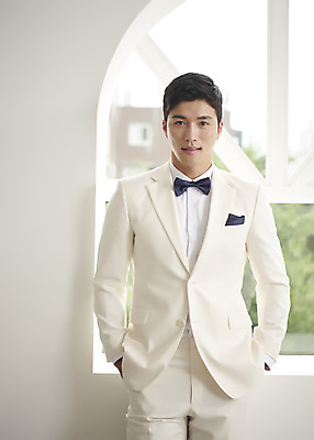 포토 JPG 스튜디오촬영 남자 행복 신랑 결혼 창문 나비넥타이 실내 사랑 한명 서기 미소 정장 턱시도 상반신 성인 앞모습 30대 한국인 창가 즐거움 성인남자한명만 웨딩촬영 국내포토 1 옷 감정 뷰포인트 모션 넥타이 표정 사람 동양인 이벤트 내부 장년 기념사진 남자한명만 성인남자만 파일형식