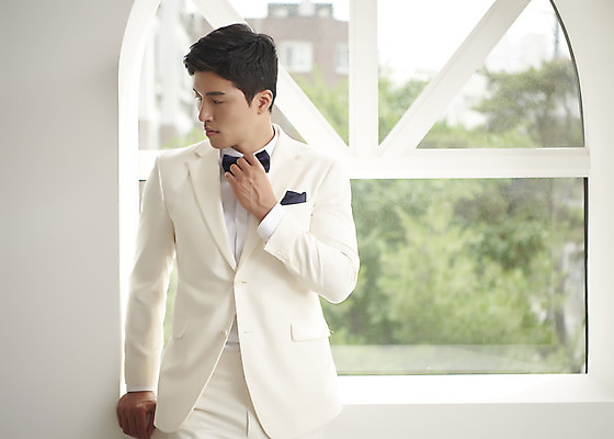 포토 JPG 스튜디오촬영 응시 남자 행복 신랑 결혼 창문 나비넥타이 실내 사랑 한명 서기 정장 턱시도 상반신 성인 앞모습 30대 한국인 창가 즐거움 성인남자한명만 웨딩촬영 국내포토 1 시선 옷 감정 뷰포인트 모션 넥타이 사람 동양인 이벤트 내부 장년 기념사진 남자한명만 성인남자만 파일형식