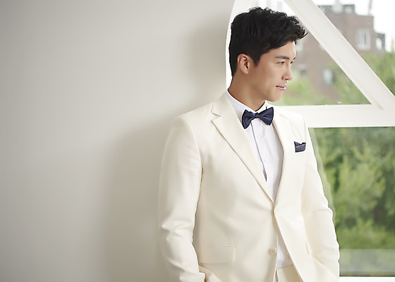포토 JPG 스튜디오촬영 응시 남자 행복 신랑 결혼 창문 나비넥타이 실내 사랑 한명 서기 정장 턱시도 상반신 성인 앞모습 30대 한국인 창가 즐거움 성인남자한명만 웨딩촬영 국내포토 1 시선 옷 감정 뷰포인트 모션 넥타이 사람 동양인 이벤트 내부 장년 기념사진 남자한명만 성인남자만 파일형식