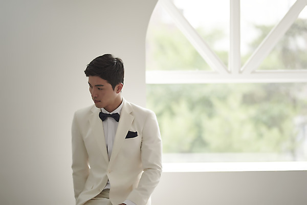 포토 JPG 스튜디오촬영 응시 남자 행복 신랑 결혼 창문 나비넥타이 실내 사랑 한명 서기 정장 턱시도 상반신 성인 앞모습 30대 한국인 창가 즐거움 성인남자한명만 웨딩촬영 국내포토 1 시선 옷 감정 뷰포인트 모션 넥타이 사람 동양인 이벤트 내부 장년 기념사진 남자한명만 성인남자만 파일형식