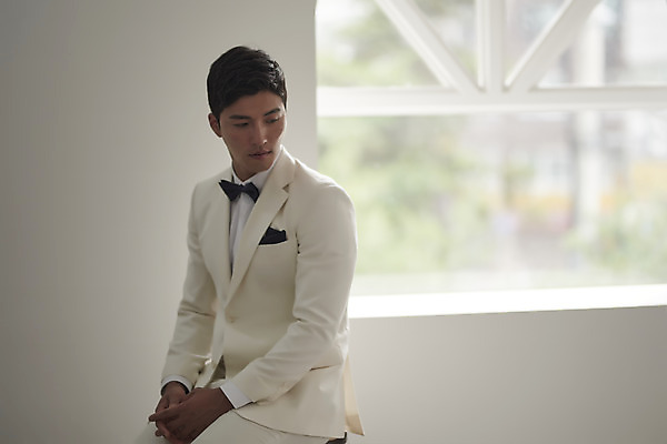 포토 JPG 스튜디오촬영 응시 남자 행복 신랑 결혼 창문 나비넥타이 실내 사랑 한명 앉기 정장 턱시도 상반신 성인 옆모습 30대 한국인 창가 즐거움 성인남자한명만 웨딩촬영 국내포토 1 시선 옷 감정 뷰포인트 모션 넥타이 사람 동양인 이벤트 내부 장년 기념사진 남자한명만 성인남자만 파일형식