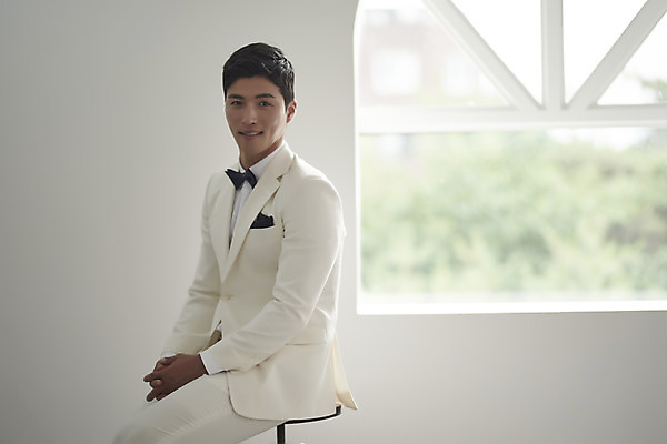 포토 JPG 스튜디오촬영 남자 행복 신랑 결혼 창문 나비넥타이 실내 사랑 한명 미소 앉기 정장 턱시도 상반신 성인 옆모습 30대 한국인 창가 즐거움 성인남자한명만 웨딩촬영 국내포토 1 옷 감정 뷰포인트 모션 넥타이 표정 사람 동양인 이벤트 내부 장년 기념사진 남자한명만 성인남자만 파일형식
