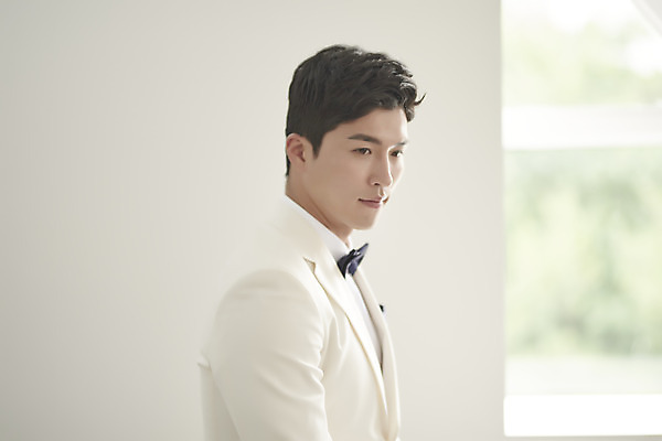 포토 JPG 스튜디오촬영 응시 남자 행복 신랑 결혼 나비넥타이 실내 사랑 한명 앉기 정장 턱시도 상반신 성인 옆모습 30대 한국인 즐거움 성인남자한명만 웨딩촬영 국내포토 1 시선 옷 감정 뷰포인트 모션 넥타이 사람 동양인 이벤트 내부 장년 기념사진 남자한명만 성인남자만 파일형식