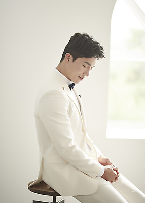 포토 JPG 스튜디오촬영 응시 남자 행복 신랑 결혼 나비넥타이 실내 사랑 한명 미소 앉기 정장 턱시도 상반신 성인 옆모습 30대 눈감음 한국인 즐거움 성인남자한명만 웨딩촬영 국내포토 1 시선 옷 감정 뷰포인트 모션 넥타이 표정 사람 동양인 이벤트 내부 장년 기념사진 남자한명만 성인남자만 파일형식