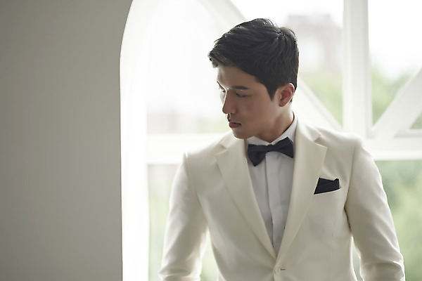 포토 JPG 스튜디오촬영 응시 남자 행복 신랑 결혼 창문 나비넥타이 실내 사랑 한명 서기 정장 턱시도 상반신 성인 앞모습 30대 한국인 창가 즐거움 성인남자한명만 웨딩촬영 국내포토 1 시선 옷 감정 뷰포인트 모션 넥타이 사람 동양인 이벤트 내부 장년 기념사진 남자한명만 성인남자만 파일형식