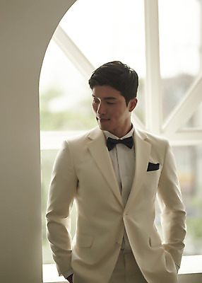 포토 JPG 스튜디오촬영 응시 남자 행복 신랑 결혼 창문 나비넥타이 실내 사랑 한명 서기 정장 턱시도 상반신 성인 앞모습 30대 한국인 창가 즐거움 성인남자한명만 웨딩촬영 국내포토 1 시선 옷 감정 뷰포인트 모션 넥타이 사람 동양인 이벤트 내부 장년 기념사진 남자한명만 성인남자만 파일형식