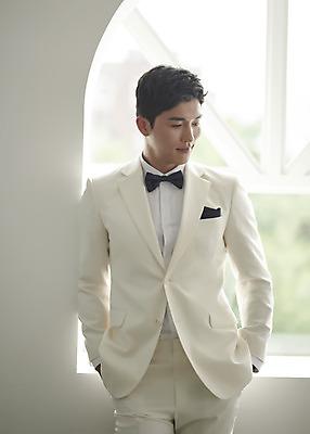 포토 JPG 스튜디오촬영 응시 남자 행복 신랑 결혼 창문 나비넥타이 실내 사랑 한명 서기 정장 턱시도 상반신 성인 앞모습 30대 한국인 창가 즐거움 성인남자한명만 웨딩촬영 국내포토 1 시선 옷 감정 뷰포인트 모션 넥타이 사람 동양인 이벤트 내부 장년 기념사진 남자한명만 성인남자만 파일형식