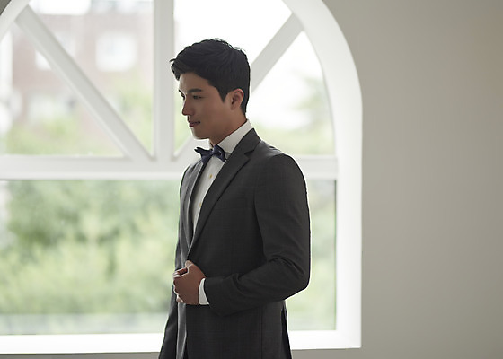 포토 JPG 스튜디오촬영 응시 남자 행복 신랑 결혼 창문 나비넥타이 실내 사랑 한명 서기 미소 정장 턱시도 상반신 성인 옆모습 30대 한국인 창가 즐거움 성인남자한명만 웨딩촬영 국내포토 1 시선 옷 감정 뷰포인트 모션 넥타이 표정 사람 동양인 이벤트 내부 장년 기념사진 남자한명만 성인남자만 파일형식