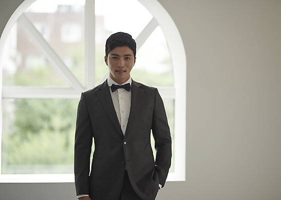 포토 JPG 스튜디오촬영 남자 행복 신랑 결혼 창문 나비넥타이 실내 사랑 한명 서기 정장 턱시도 상반신 성인 앞모습 30대 한국인 창가 즐거움 성인남자한명만 웨딩촬영 국내포토 1 옷 감정 뷰포인트 모션 넥타이 사람 동양인 이벤트 내부 장년 기념사진 남자한명만 성인남자만 파일형식