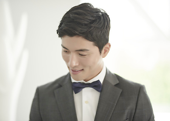 포토 JPG 스튜디오촬영 응시 남자 행복 신랑 결혼 나비넥타이 실내 사랑 한명 서기 정장 턱시도 상반신 성인 앞모습 30대 한국인 즐거움 성인남자한명만 웨딩촬영 국내포토 1 시선 옷 감정 뷰포인트 모션 넥타이 사람 동양인 이벤트 내부 장년 기념사진 남자한명만 성인남자만 파일형식