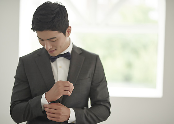 포토 JPG 스튜디오촬영 응시 남자 행복 신랑 결혼 창문 나비넥타이 실내 사랑 한명 서기 미소 정장 턱시도 상반신 성인 앞모습 30대 한국인 창가 즐거움 성인남자한명만 웨딩촬영 국내포토 1 시선 옷 감정 뷰포인트 모션 넥타이 표정 사람 동양인 이벤트 내부 장년 기념사진 남자한명만 성인남자만 파일형식