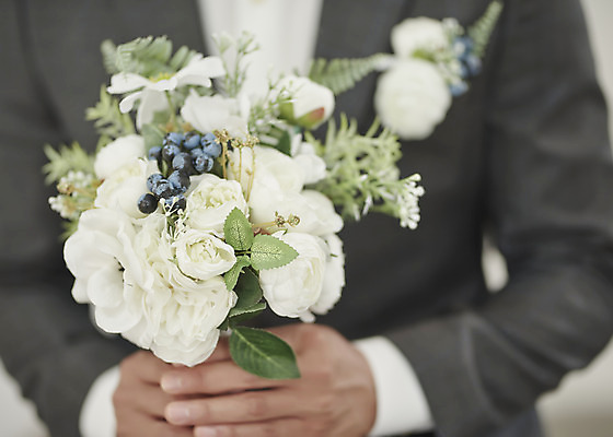 포토 JPG 스튜디오촬영 남자 행복 부케 신랑 결혼 나비넥타이 실내 사랑 한명 들기 앉기 정장 턱시도 상반신 성인 앞모습 30대 한국인 즐거움 성인남자한명만 웨딩촬영 국내포토 1 옷 감정 뷰포인트 꽃다발 모션 넥타이 사람 동양인 이벤트 내부 장년 기념사진 남자한명만 성인남자만 파일형식