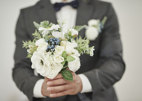 포토 JPG 스튜디오촬영 남자 행복 부케 신랑 결혼 나비넥타이 실내 사랑 한명 들기 앉기 정장 턱시도 상반신 성인 앞모습 30대 한국인 즐거움 성인남자한명만 웨딩촬영 국내포토 1 옷 감정 뷰포인트 꽃다발 모션 넥타이 사람 동양인 이벤트 내부 장년 기념사진 남자한명만 성인남자만 파일형식