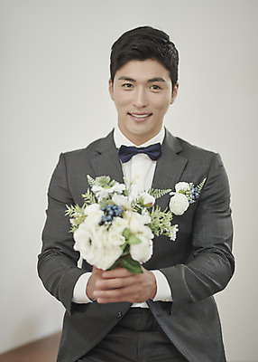 포토 JPG 스튜디오촬영 남자 행복 부케 신랑 결혼 나비넥타이 실내 사랑 한명 미소 들기 앉기 정장 턱시도 상반신 성인 앞모습 30대 한국인 즐거움 성인남자한명만 웨딩촬영 국내포토 1 옷 감정 뷰포인트 꽃다발 모션 넥타이 표정 사람 동양인 이벤트 내부 장년 기념사진 남자한명만 성인남자만 파일형식