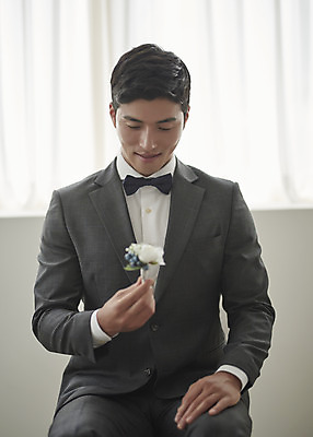 포토 JPG 스튜디오촬영 응시 남자 꽃 행복 부케 신랑 결혼 나비넥타이 실내 사랑 한명 들기 앉기 정장 턱시도 상반신 성인 앞모습 30대 한국인 즐거움 성인남자한명만 웨딩촬영 국내포토 식물 1 시선 옷 감정 뷰포인트 꽃다발 모션 넥타이 사람 동양인 이벤트 내부 장년 기념사진 남자한명만 성인남자만 파일형식