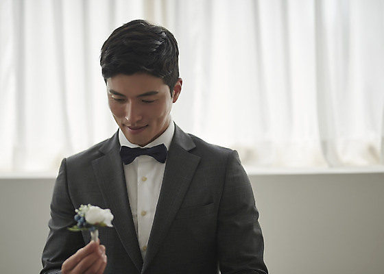 포토 JPG 스튜디오촬영 응시 남자 꽃 행복 부케 신랑 결혼 나비넥타이 실내 사랑 한명 들기 앉기 정장 턱시도 상반신 성인 앞모습 30대 한국인 즐거움 성인남자한명만 웨딩촬영 국내포토 식물 1 시선 옷 감정 뷰포인트 꽃다발 모션 넥타이 사람 동양인 이벤트 내부 장년 기념사진 남자한명만 성인남자만 파일형식