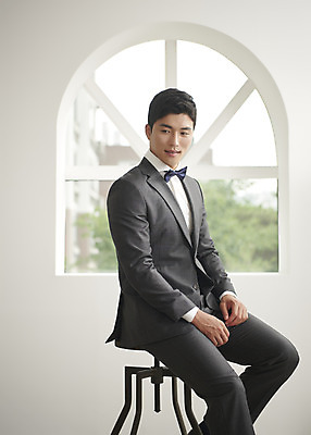 포토 JPG 스튜디오촬영 남자 행복 신랑 결혼 창문 나비넥타이 실내 사랑 한명 앉기 정장 턱시도 상반신 성인 옆모습 30대 한국인 창가 즐거움 성인남자한명만 웨딩촬영 국내포토 1 옷 감정 뷰포인트 모션 넥타이 사람 동양인 이벤트 내부 장년 기념사진 남자한명만 성인남자만 파일형식