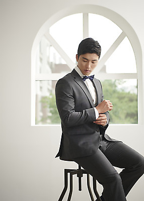 포토 JPG 스튜디오촬영 응시 남자 행복 신랑 결혼 창문 나비넥타이 실내 사랑 한명 앉기 정장 턱시도 상반신 성인 옆모습 30대 한국인 창가 즐거움 성인남자한명만 웨딩촬영 국내포토 1 시선 옷 감정 뷰포인트 모션 넥타이 사람 동양인 이벤트 내부 장년 기념사진 남자한명만 성인남자만 파일형식