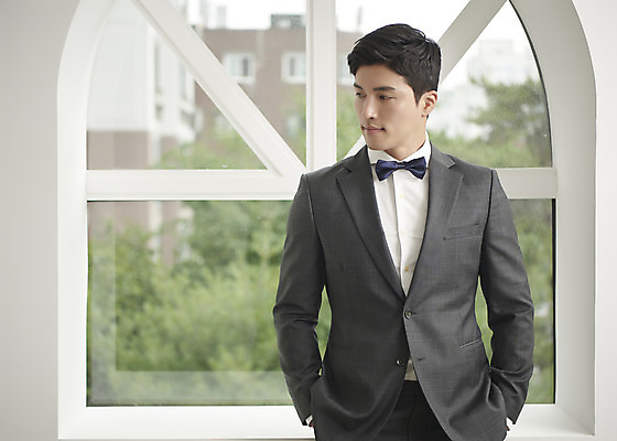 포토 JPG 스튜디오촬영 응시 남자 행복 신랑 결혼 창문 나비넥타이 실내 사랑 한명 서기 정장 턱시도 상반신 성인 앞모습 30대 한국인 창가 즐거움 성인남자한명만 웨딩촬영 국내포토 1 시선 옷 감정 뷰포인트 모션 넥타이 사람 동양인 이벤트 내부 장년 기념사진 남자한명만 성인남자만 파일형식