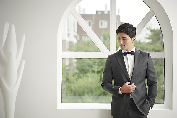 포토 JPG 스튜디오촬영 응시 남자 행복 신랑 결혼 창문 나비넥타이 실내 사랑 한명 서기 정장 턱시도 상반신 성인 앞모습 30대 한국인 창가 즐거움 성인남자한명만 웨딩촬영 국내포토 1 시선 옷 감정 뷰포인트 모션 넥타이 사람 동양인 이벤트 내부 장년 기념사진 남자한명만 성인남자만 파일형식