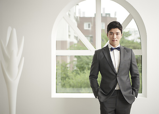 포토 JPG 스튜디오촬영 남자 행복 신랑 결혼 창문 나비넥타이 실내 사랑 한명 서기 정장 턱시도 상반신 성인 앞모습 30대 한국인 창가 즐거움 성인남자한명만 웨딩촬영 국내포토 1 옷 감정 뷰포인트 모션 넥타이 사람 동양인 이벤트 내부 장년 기념사진 남자한명만 성인남자만 파일형식