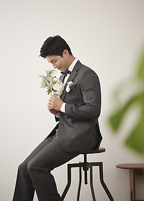 포토 JPG 스튜디오촬영 응시 남자 행복 부케 신랑 결혼 나비넥타이 실내 사랑 한명 들기 앉기 정장 턱시도 상반신 성인 옆모습 30대 한국인 즐거움 성인남자한명만 웨딩촬영 국내포토 1 시선 옷 감정 뷰포인트 꽃다발 모션 넥타이 사람 동양인 이벤트 내부 장년 기념사진 남자한명만 성인남자만 파일형식