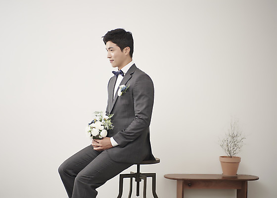 포토 JPG 스튜디오촬영 응시 남자 행복 부케 신랑 결혼 나비넥타이 실내 사랑 한명 미소 들기 앉기 정장 턱시도 상반신 성인 옆모습 30대 한국인 즐거움 성인남자한명만 웨딩촬영 국내포토 1 시선 옷 감정 뷰포인트 꽃다발 모션 넥타이 표정 사람 동양인 이벤트 내부 장년 기념사진 남자한명만 성인남자만 파일형식