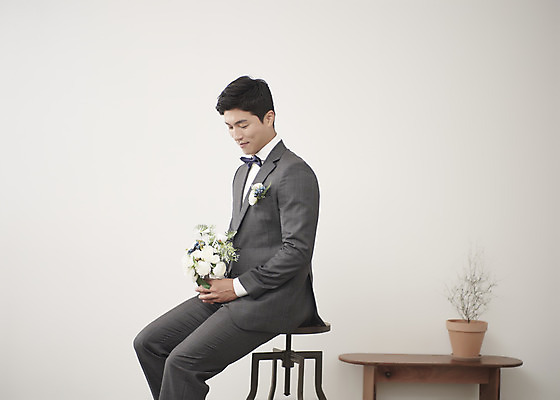 포토 JPG 스튜디오촬영 응시 남자 행복 부케 신랑 결혼 나비넥타이 실내 사랑 한명 미소 들기 앉기 정장 턱시도 상반신 성인 옆모습 30대 한국인 즐거움 성인남자한명만 웨딩촬영 국내포토 1 시선 옷 감정 뷰포인트 꽃다발 모션 넥타이 표정 사람 동양인 이벤트 내부 장년 기념사진 남자한명만 성인남자만 파일형식