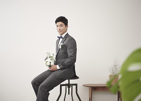 포토 JPG 스튜디오촬영 응시 남자 행복 부케 신랑 결혼 나비넥타이 실내 사랑 한명 미소 들기 앉기 정장 턱시도 상반신 성인 옆모습 30대 한국인 즐거움 성인남자한명만 웨딩촬영 국내포토 1 시선 옷 감정 뷰포인트 꽃다발 모션 넥타이 표정 사람 동양인 이벤트 내부 장년 기념사진 남자한명만 성인남자만 파일형식
