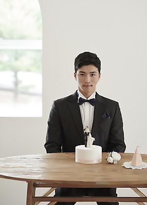 포토 JPG 스튜디오촬영 남자 행복 신랑 결혼 나비넥타이 실내 사랑 한명 미소 앉기 정장 턱시도 상반신 성인 앞모습 30대 한국인 웨딩케이크 즐거움 성인남자한명만 웨딩촬영 국내포토 1 옷 감정 뷰포인트 모션 넥타이 표정 사람 동양인 이벤트 내부 장년 케이크 기념사진 남자한명만 성인남자만 파일형식