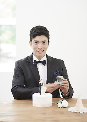 포토 JPG 스튜디오촬영 남자 행복 신랑 결혼 나비넥타이 실내 사랑 한명 미소 들기 앉기 정장 턱시도 상반신 성인 앞모습 30대 한국인 웨딩케이크 즐거움 결혼반지 성인남자한명만 웨딩촬영 국내포토 1 옷 감정 뷰포인트 모션 넥타이 표정 사람 동양인 이벤트 내부 장년 케이크 반지 기념사진 남자한명만 성인남자만 파일형식