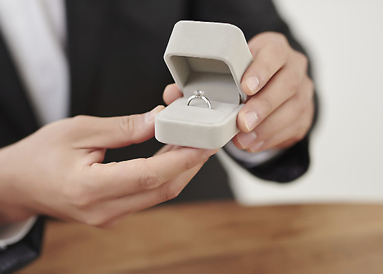 포토 JPG 스튜디오촬영 남자 행복 신랑 결혼 실내 사랑 한명 들기 앉기 정장 턱시도 상반신 성인 앞모습 아웃포커스 30대 한국인 즐거움 결혼반지 성인남자한명만 웨딩촬영 국내포토 1 옷 감정 뷰포인트 모션 촬영기법 사람 동양인 이벤트 내부 장년 반지 기념사진 남자한명만 성인남자만 파일형식