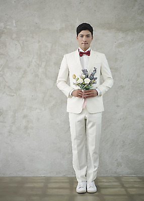 포토 JPG 스튜디오촬영 전신 남자 행복 부케 신랑 결혼 나비넥타이 실내 사랑 한명 서기 들기 정장 턱시도 성인 앞모습 30대 한국인 즐거움 성인남자한명만 웨딩촬영 국내포토 1 옷 감정 뷰포인트 꽃다발 모션 넥타이 사람 동양인 이벤트 내부 장년 기념사진 남자한명만 성인남자만 파일형식