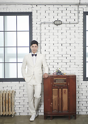 포토 JPG 스튜디오촬영 전신 남자 행복 신랑 결혼 창문 나비넥타이 실내 사랑 한명 서기 정장 턱시도 성인 앞모습 30대 한국인 창가 즐거움 성인남자한명만 웨딩촬영 국내포토 1 옷 감정 뷰포인트 모션 넥타이 사람 동양인 이벤트 내부 장년 기념사진 남자한명만 성인남자만 파일형식