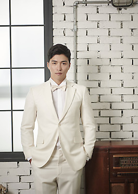 포토 JPG 스튜디오촬영 남자 행복 신랑 결혼 창문 나비넥타이 실내 사랑 한명 서기 정장 턱시도 상반신 성인 앞모습 30대 한국인 창가 즐거움 성인남자한명만 웨딩촬영 국내포토 1 옷 감정 뷰포인트 모션 넥타이 사람 동양인 이벤트 내부 장년 기념사진 남자한명만 성인남자만 파일형식