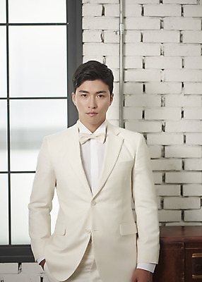 포토 JPG 스튜디오촬영 남자 행복 신랑 결혼 창문 나비넥타이 실내 사랑 한명 서기 정장 턱시도 상반신 성인 앞모습 30대 한국인 창가 즐거움 성인남자한명만 웨딩촬영 국내포토 1 옷 감정 뷰포인트 모션 넥타이 사람 동양인 이벤트 내부 장년 기념사진 남자한명만 성인남자만 파일형식