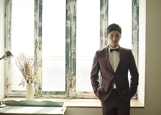 포토 JPG 스튜디오촬영 남자 행복 신랑 결혼 창문 나비넥타이 실내 사랑 한명 서기 정장 턱시도 상반신 성인 앞모습 30대 한국인 창가 즐거움 성인남자한명만 웨딩촬영 국내포토 1 옷 감정 뷰포인트 모션 넥타이 사람 동양인 이벤트 내부 장년 기념사진 남자한명만 성인남자만 파일형식