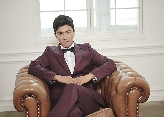 포토 JPG 스튜디오촬영 남자 행복 신랑 결혼 나비넥타이 실내 사랑 한명 앉기 정장 턱시도 상반신 성인 앞모습 30대 한국인 즐거움 성인남자한명만 웨딩촬영 국내포토 1 옷 감정 뷰포인트 모션 넥타이 사람 동양인 이벤트 내부 장년 기념사진 남자한명만 성인남자만 파일형식