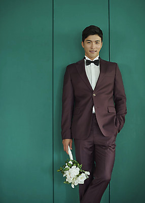 포토 JPG 스튜디오촬영 남자 행복 부케 신랑 결혼 나비넥타이 실내 사랑 한명 서기 들기 정장 턱시도 상반신 성인 앞모습 30대 한국인 즐거움 성인남자한명만 웨딩촬영 국내포토 1 옷 감정 뷰포인트 꽃다발 모션 넥타이 사람 동양인 이벤트 내부 장년 기념사진 남자한명만 성인남자만 파일형식