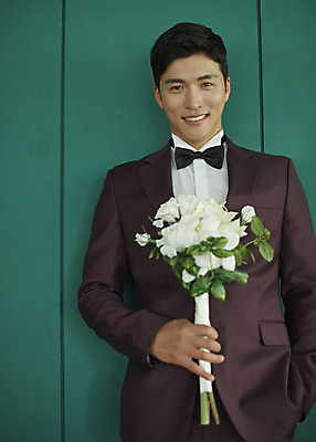 포토 JPG 스튜디오촬영 남자 행복 부케 신랑 결혼 나비넥타이 실내 사랑 한명 서기 들기 정장 턱시도 상반신 성인 앞모습 30대 한국인 즐거움 성인남자한명만 웨딩촬영 국내포토 1 옷 감정 뷰포인트 꽃다발 모션 넥타이 사람 동양인 이벤트 내부 장년 기념사진 남자한명만 성인남자만 파일형식